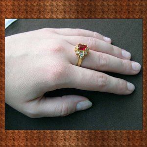 EUC Gold Tone size 7 Ring w/Red stone SO PRETTY!